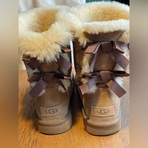 UGG Bailey Bow II size 6 boots. Ugh boots. Warm boots. Wool boots. Winter wear.